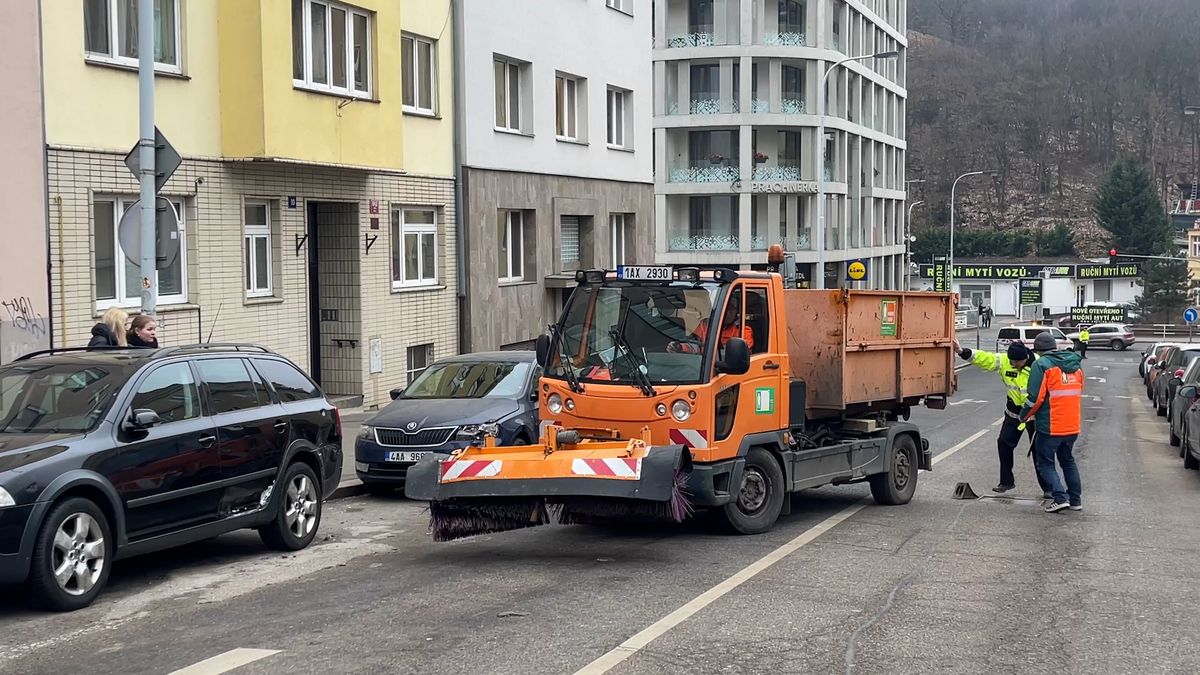Kartáče multikáry poničily zaparkovaná auta při čištění silnice v Praze